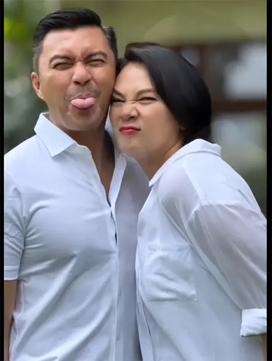 Sampai pada akhirnya ia dipasangan dalam satu sinetron. Bahkan, keduanya dibuat menjadi sepasang kekasih. Yang mau tidak mau harus sering ngobrol. Baru diketahui, setelah sering ngorbol, Dian mengakui Anjas orangnya asyik diajak ngobrol. [Instagram/bu_deedee]