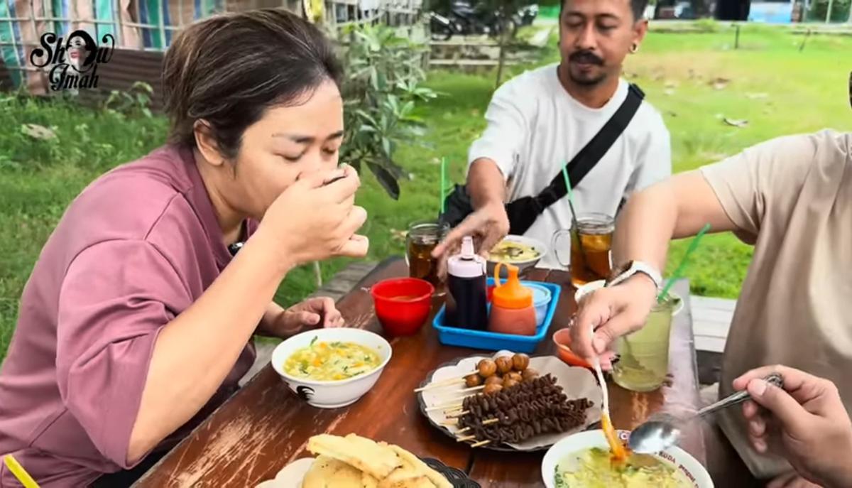 Jauh-jauh ke Jogja, Potret Sederhana Soimah Makan Soto Harga Rp5 Ribu di Pinggir Sawah - Dapat Rekomendasi Ajudan