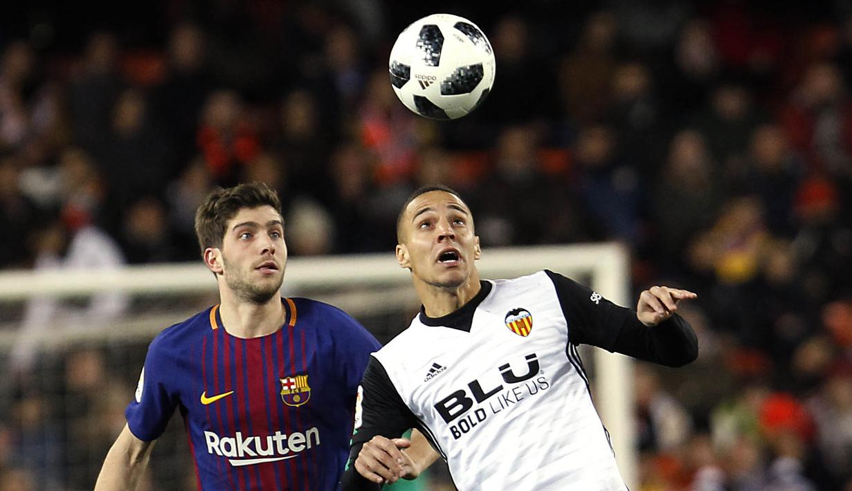 Bek Barcelona, Sergi Roberto, duel udara dengan striker Valencia, Rodrigo Moreno, pada laga leg kedua semifinal Copa del Rey di Stadion Mestalla, Kamis (8/2/2018). Barcelona menang 2-0 atas Valencia. (AP/Alberto Saiz)