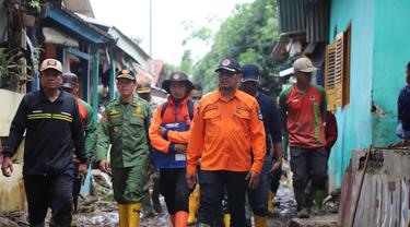 Wabup Garut Helmi Budiman, melakukan kunjungan lapangan di lokasi banjir bandang kecamatan Pameungpeuk, Jumat (23/9/2022). (Liputan6.com/Jayadi Supriadin)