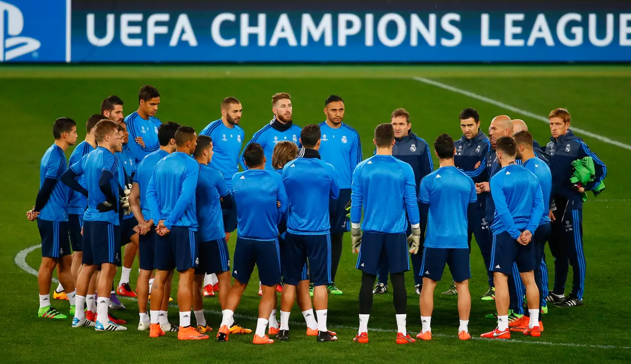 Pelatih Real Madrid Zinedine Zidane mengintruksikan para pemainya saat sesi latihan di Stadion Olimpiade di Roma, Italia (16/2). Real Madrid akan bertanding melawan AS Roma di leg pertama 16 besar Liga Champions. (REUTERS/Tony Gentile)