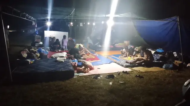 3 Hari Belum Tersentuh Bantuan, Warga Manggarai Timur Andalkan Beras dari Reruntuhan Bangunan