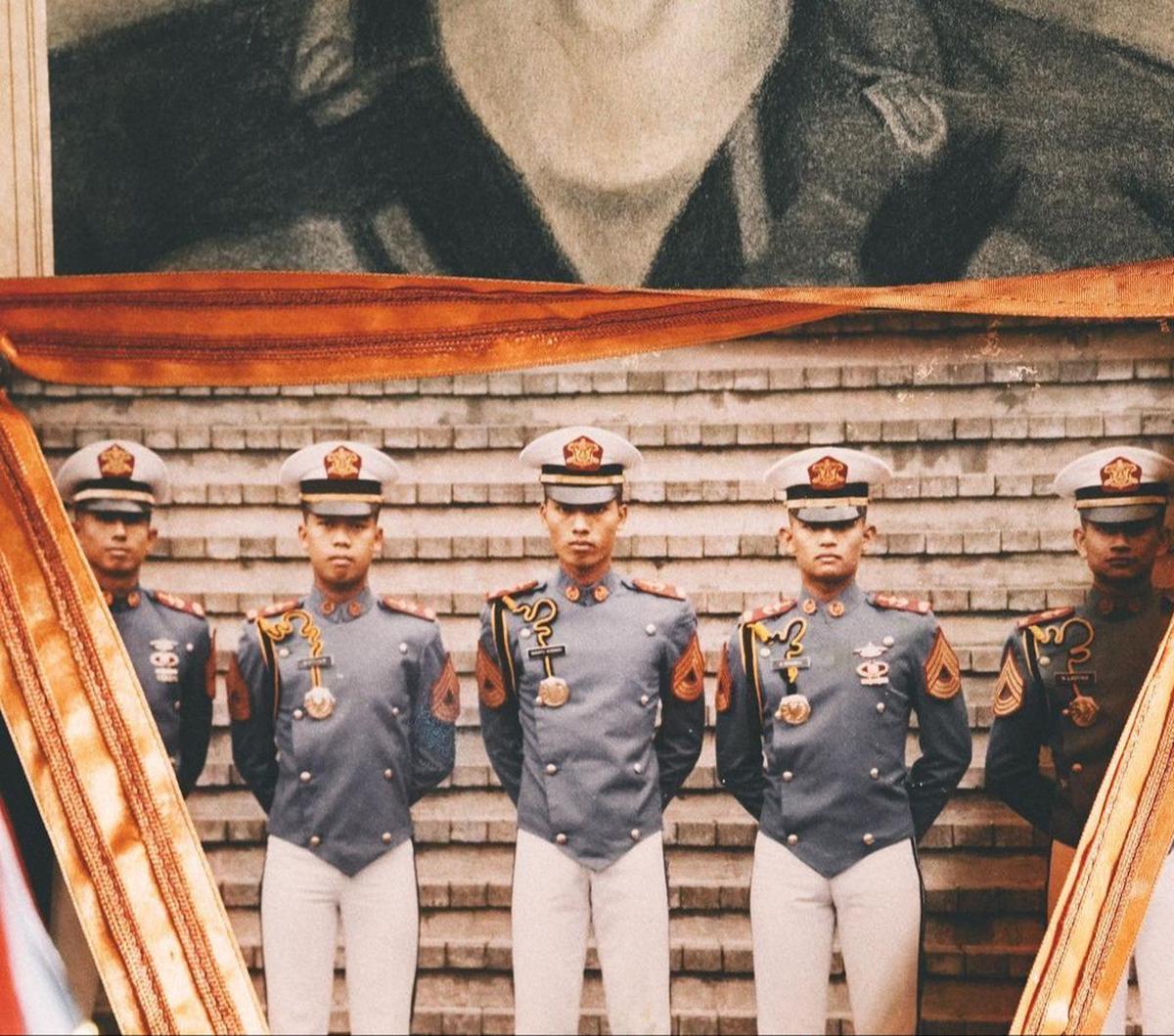 Selain dengan Kapolri, Ia juga satu angkatan dengan beberapa jenderal yang kariernya moncer di Korps Bhayangkara. Di antaranya Komjen Fadil Imran, Komjen Suntana dan Irjen Krishna Murti.<br>