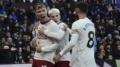 Pemain Manchester United, Rasmus Hojlund, melakukan selebrasi setelah mencetak gol ke gawang Aston Villa pada laga pekan ke-24 Premier League 2023/2024 di Villa Park, Minggu (11/02/2024). MU menang dengan skor 2-1. (AP Photo/Rui Vieira)