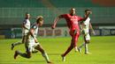 Pemain Persija Jakarta, Rohit Chand mengontrol dibayangi oleh pemain Persita, Muhammad Toha pada pertandingan pekan kelima BRI Liga 1 di Stadion Pakansari, Selasa (28/9/2021). (Bola.com/ M Iqbal Ichsan)