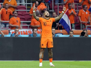 Pemain berkebangsaan Belanda yang saat ini merumput bersama Barcelona, Memphis Depay menjadi salah satu pemain yang sering memakai kaos kaki pendek. Ia juga mengkombinasikan gaya berkauskakinya dengan tato yang ada di kakinya. (AFP/Peter Dejong)