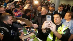 Pesepakbola Bastian Schweinsteiger memberikan tanda tangan ke penggemarnya di Bandara Internasional O'Hare, Chicago, Selasa (28/3). Schweinsteiger dihargai Chicago Fire 4,5 juta dolar Amerika (Rp 59,9 miliar) per tahun. (AP Photo/Charles Rex Arbogast)