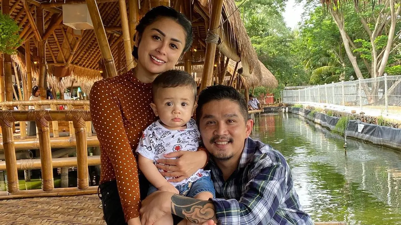 Kebersamaan keluarga kecil Selvi Kitty