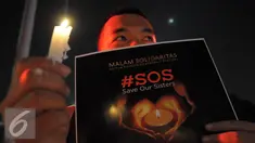 Aktivis menyalakan lilin di Tugu Proklamasi, Jakarta, Jumat (13/5) Malam Solidaritas untuk Korban Kekerasan Seksual dilakukan sekaligus untuk memperingati 40 hari tragedi Wafatnya YY. (Liputan6.com/Helmi Afandi)
