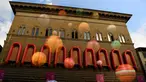 Sebanyak 22 perahu karet berwarna oranye digantungkan di dekat jendela istana dari Strozzi Palace, Italia, Rabu (21/9). Karya seni instalasi seniman fenomenal asal Tiongkok Ai Weiwei itu berjudul “Reframe”. (GABRIEL BOUYS/AFP)