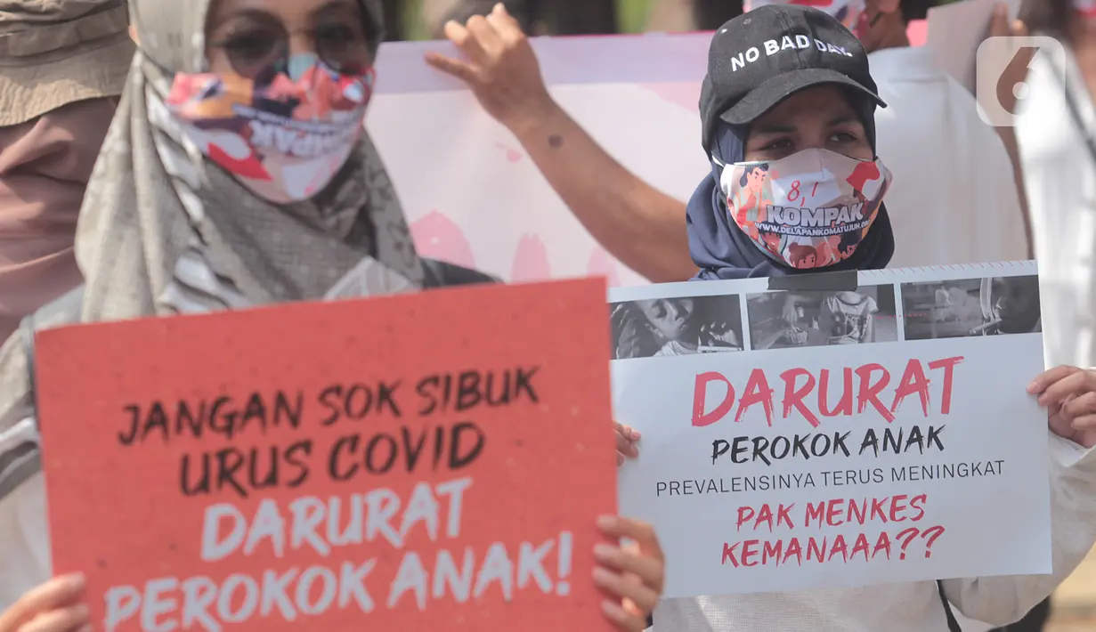 Sejumlah wanita dari Massa Aliansi Kompak menggelar aksi di depan Kemenkes, Jakarta, Kamis (26/11/2020). Aksi bertujuan untuk memberikan surat somasi kedua untuk segera menyelesaikan revisi Peraturan Pemerintah No. 109 Tahun 2012 (PP 109/2012). (Liputan6.com/Herman Zakharia)
