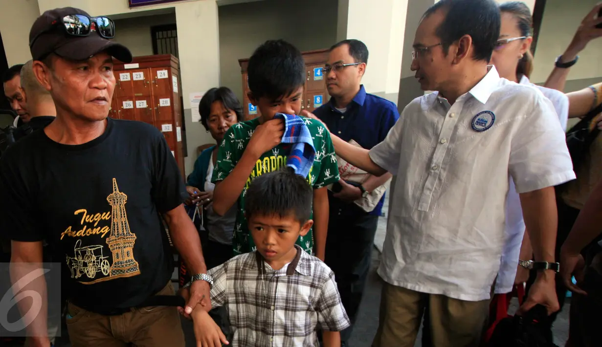 Ayah Mary Jane, Caesar Veloso (kiri) memegang putra Mary Jane, Mark Darren saat berkunjung ke LP Kelas IIA Wirogunan Yogyakarta, Selasa (12/1/2016). Kunjungan keluarga untuk memperingati HUT ke-31 Mary Jane pada 10 Januari lalu. (Foto:Boy Harjanto)