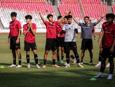 Welber Jardim (ketiga kiri) dan sejumlah pemain Timnas Indonesia U-17 melakukan selebrasi saat latihan persiapan menjelang Piala Dunia U-17 2023 di Stadion Utama Gelora Bung Karno (SUGBK), Senayan, Jakarta, Senin (30/10/2023). (Bola.com/Bagaskara Lazuardi)