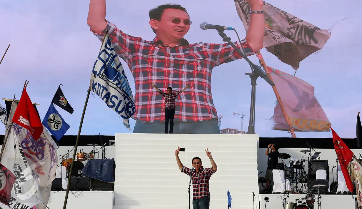 Cagub dan Cawagub Nomor 2 Ahok-Djarot memberikan salam dua jari kepada ribuan pendukungnya di "ex golf driving range" Senayan, Jakarta, (4/2). Sejumlah artis memeriahkan konser untuk memenangkan Ahok - Djarot satu putaran. (Liputan6/JohanTallo)