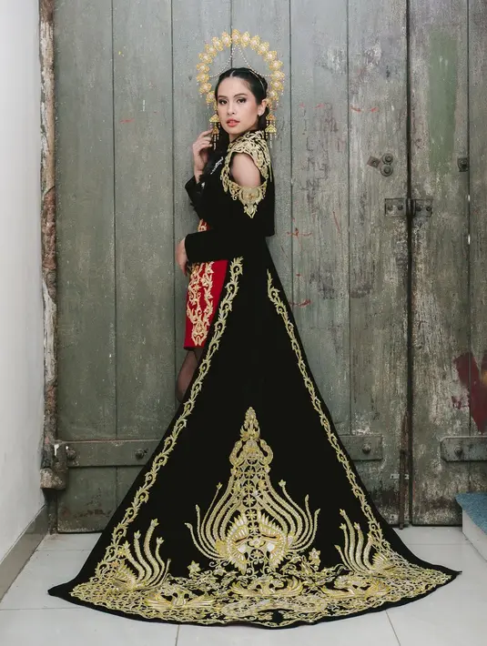 Inspirasinya datang dari Ageman atau baju adat yang dipakai Raja Surakarta di Keraton Solo, dilengkapi dengan Singkepan Ageng atau kerah besar yang melengkung. [Foto: Instagram/maudyayunda]