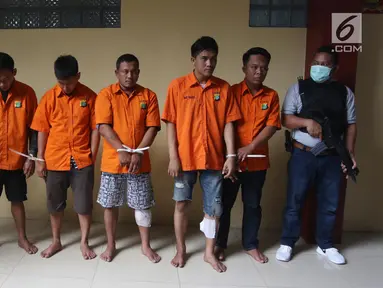 Polisi menunjukkan komplotan pencuri dengan pemberatan (curat) saat rilis di RS Polri, Jakarta, Jumat (18/5). Petugas mengamankan tujuh orang yang terlibat dalam komplotan tersebut. (Liputan6.com/Arya Manggala)