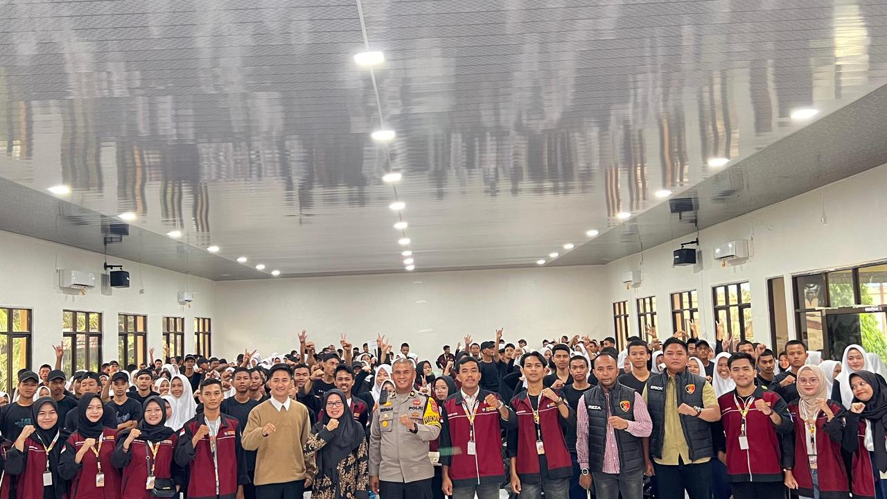 Polres Bengkalis menggelar kegiatan cooling system bersama mahasiswa Politeknik Negeri Bengkalis.