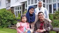 Adrian Maulana bersama sang istri dan kedua buah hati. (dok. Instagram @adrianmaulana/https://www.instagram.com/p/BymxCFtFv2Z/Putu Elmira)