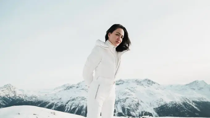 Gaya Modis Shandy Aulia Main Ski Serasi di Tengah Hamparan Salju Swiss