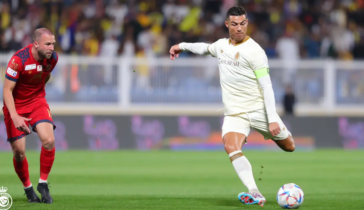 Pemain Al Nassr, Cristiano Ronaldo berusaha mencetak gol ke gawang Damac FC pada laga lanjutan Liga Arab Saudi di Prince Sultan bin Abdulaziz Sports City Stadium, Abha, Arab Saudi, Sabtu (25/2/2023) malam WIB. CR7 berhasil mencetak hattrick pada menit ke-18, 23', dan 44'. (Twitter/@AlNassrFC)