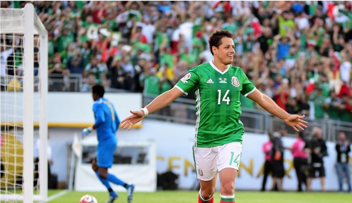 Selebrasi pemain Meksiko, Javier Hernandez, setelah mencetak gol ke gawang Jamaika pada laga lanjutan Grup C Copa America 2016. (AFP)
