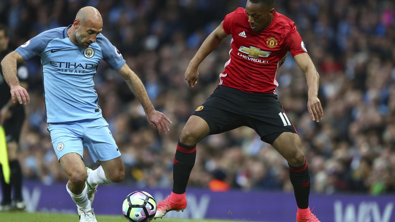 Bek Manchester City Pablo Zabaleta (kiri) menjaga striker Manchester United (MU) Anthony Martial pada duel di Etihad Stadium, Jumat (28/4/2017) dinihari WIB. Kedua tim bermain 0-0. 