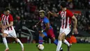 Penyerang Barcelona, Adama Traore mengontrol bola saat bertanding melawan Athletic Bilbao selama pertandingan La Liga Spanyol di di stadion Camp Nou di Barcelona, Spanyol, Senin (28/2/2022). Dengan kemenangan ini Barcelona berada di posisi keempat dengan 45 poin.  (AP Photo/Joan Monfort)