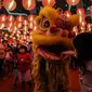 Pengunjung memberi angpao pada Barongsai yang beraksi di mal kawasan Jakarta, Minggu (30/1/2022). Dalam rangka menyambut Tahun Baru Imlek, Mal di Jakarta menghadirkan atraksi barongsai yang untuk menghibur pengunjung dan menarik daya beli masyarakat. (Liputan6.com/Johan Tallo)