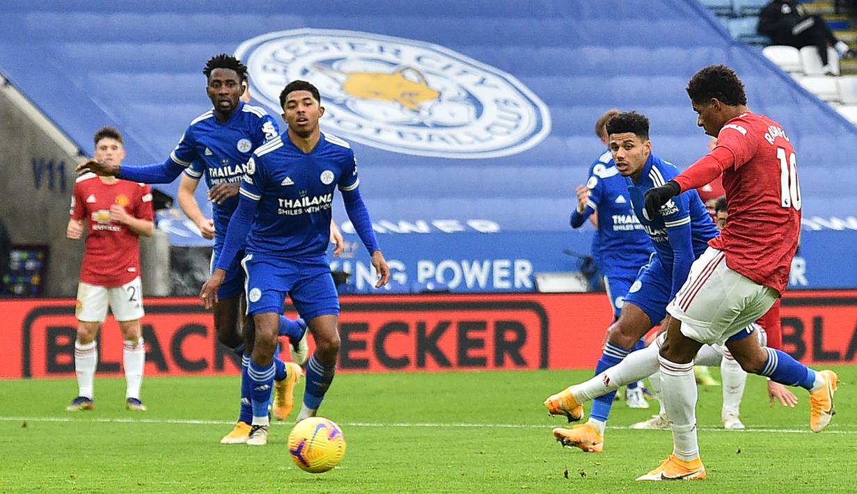 Striker Manchester United, Marcus Rashford, melepaskan tendangan saat melawan Leicester City pada laga Liga Inggris di Stadion King Power, Sabtu (26/12/2020). Kedua tim bermain imbang 2-2. (AFP/Glyn Kirk)