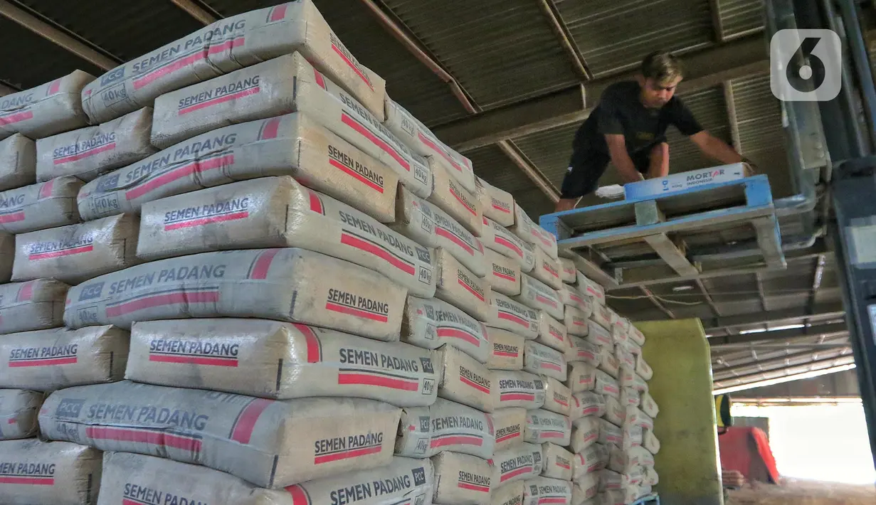 Pekerja melakukan bongkar muat semen di Kawasan Jakarta Barat, Jumat (13/1/2023). Badan Pusat Statistik (BPS) melaporkan Indeks Harga Perdagangan Besar (IHPB) kelompok bangunan/konstruksi pada Desember 2022 naik 0,37% dibanding bulan sebelumnya (month to month/mtm). (Liputan6.com/Angga Yuniar)