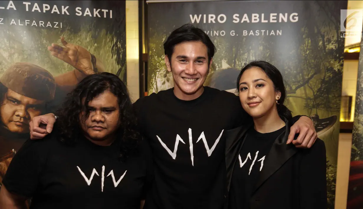 Vino G Bastian bersama Sherina Munaf dan Fariz Alfarazi saat launching poster karakter film Wiro Sableng 212 di Jakarta, Selasa (13/2). Wiro Sableng menjadi film Asia Tenggara pertama yang bekerja sama dengan 20th Century Fox. (Liputan6.com/Faizal Fanani)