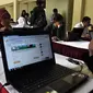 Salah satu peserta tes CPNS melakukan simulasi sistem tes seleksi CPNS berbasis online di Jakarta, (20/8/2014). (Liputan6.com/Miftahul Hayat)