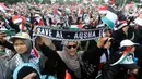 Massa dari Koalisi Indonesia Bela Baitul Maqdis (KIBBM) melakukan Aksi Bela Palestina di Masjid Al Azhar, Jakarta Selatan, Minggu (15/10/2023). Aksi yang diikuti oleh ribuan warga ini juga memberikan dukungan dana kepada warga Palestina. (merdeka.com/Arie Basuki)