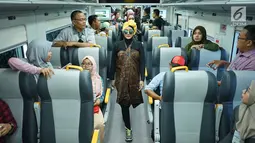 Model mengenakan kain batik dan tenun di kereta api bandara, Jakarta, Kamis (2/5/2019). Busana yang diperagakan merupakan kain tenun Ende dan batik Tuban. (Liputan6.com/Immanuel Antonius)