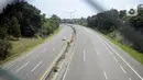 Kendaraan melintasi Jalan Tol BSD-Jakarta yang terlihat lengang di Bintaro, Tangerang Selatan, Rabu (22/4/2020). Sejak pemberlakuan PSBB untuk memutus penularan COVID-19 di wilayah Jakarta dan sekitarnya, aktivitas kendaraan menurun hingga 35 persen. (merdeka.com/Dwi Narwoko)