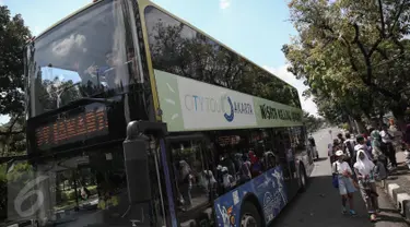 Bus tingkat wisata usai menurunkan penumpang di Jalan Merdeka Selatan, Jakarta, Minggu (15/5). Gubernur DKI, Basuki 'Ahok' TJahaja Purnama berencana menambah 25 unit bus tingkat guna memudahkan sarana transportasi masyarakat. (Liputan6.com/Faizal Fanani)