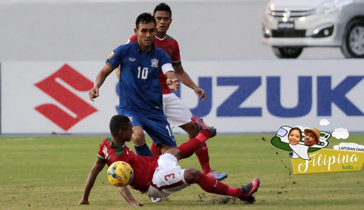 Striker Thailand, Teerasil Dangda, dijatuhkan pemain Indonesia, Abduh Lestaluhu, pada laga Piala AFF 2016 di Philippine Sports Stadium, Filipina, Sabtu (19/11/2016). Hingga babak pertama usai Indonesia masih tertinggal 0-2. (Bola.com/Nicklas Hanoatubun)