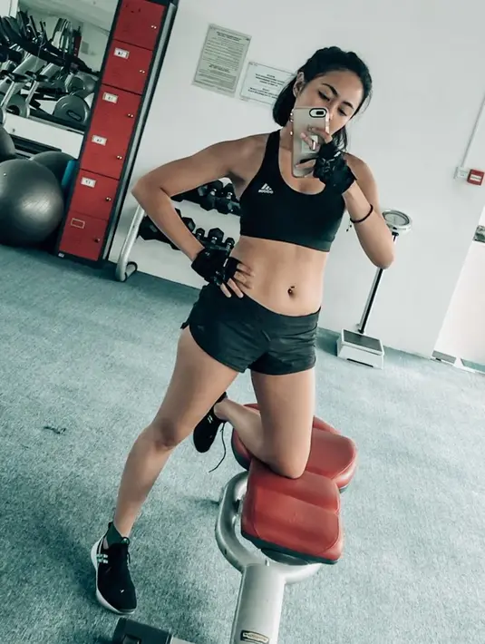 "Jadi intinya (min.4x seminggu) aku harus jump ropes/skipping 1000x. (Kalo waktunya mepet bisa dipecah jadi 500x pagi atau 500x sore),” lanjut Nabila. (Instagram/fastynabila)