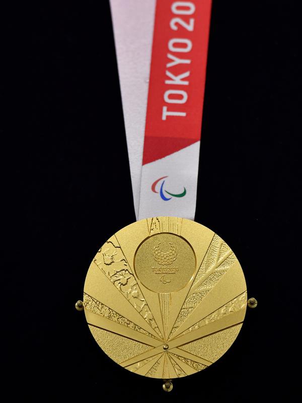 Bagian belakang medali emas Paralimpiade Tokyo 2020 ditampilkan saat Chef de Mission Seminar bersama Komite Paralimpiade Nasional masing-masing negara di Tokyo, Jepang, Selasa (10/9/2019). Medali Paralimpiade terbuat dari bahan yang sama dengan medali Olimpiade. (Toshifumi Kitamura/AFP)