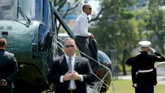 Presiden AS, Barack Obama turun dari helikopter Marine One saat tiba di hotel, Manila, Filipina (17/11). Obama akan mengadiri KTT kerjasama Ekonomi Asia-Pasifik (APEC) pada Sabtu (20/11). (REUTERS/Jonathan Ernst)