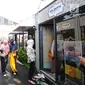 Pengunjung memasuki Rumah Kreatif BUMN (RKB) binaan BNI saat Launching Halal Park di Senayan Jakarta, Selasa (16/4). Halal Park yang akan bertransformasi menjadi Halal Distrik diharapkan menjadi tempat bagi para pelaku di industri halal untuk mengembangkan ide kreatifnya. (Liputan6.com/Angga Yuniar)