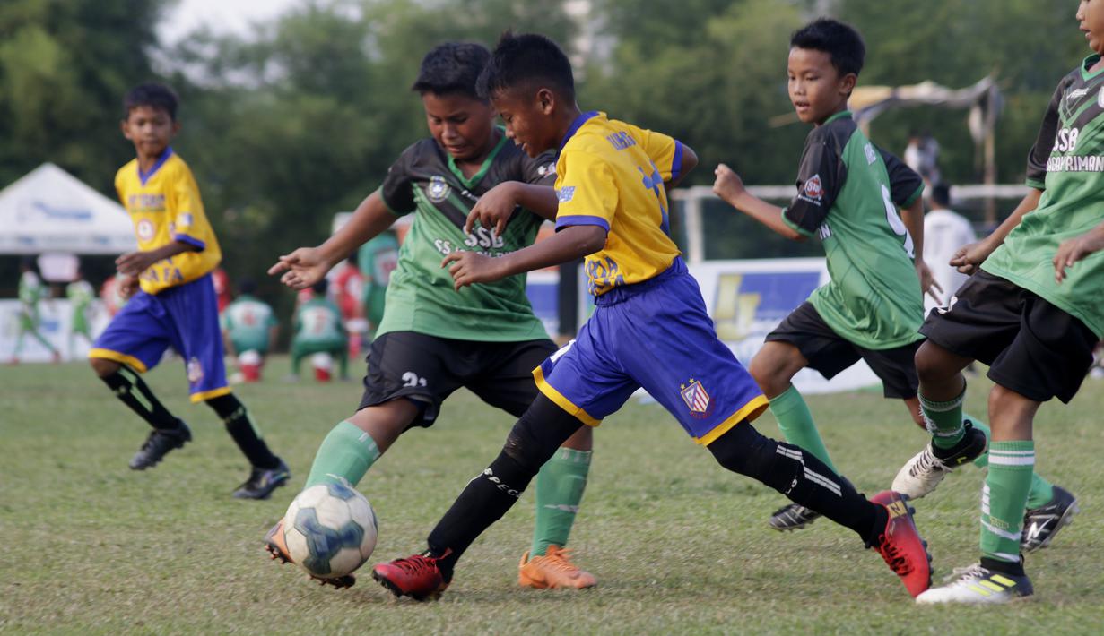 Pemain Satria Muda FA berusaha melewati pemain SS Gagak Rimang pada laga Indonesia Junior League 2019 di Lapangan Sawangan, Minggu (20/10). Dari liga kelas junior ini diharapkan bisa melahirkan pesepakbola muda berbakat dan berkualitas. (Bola.com/M Iqbal Ichsan)