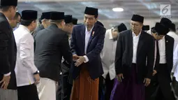 Presiden Joko Widodo (Jokowi) tiba untuk melaksanakan Salat Idul Fitri di Masjid Istiqlal, Jakarta, Minggu (25/6). Pemerintah menetapkan 1Syawal 1438 H pada Minggu (25/6) setelah menunaikan 29 hari ibadah puasa. (Liputan6.com/Johan Tallo)