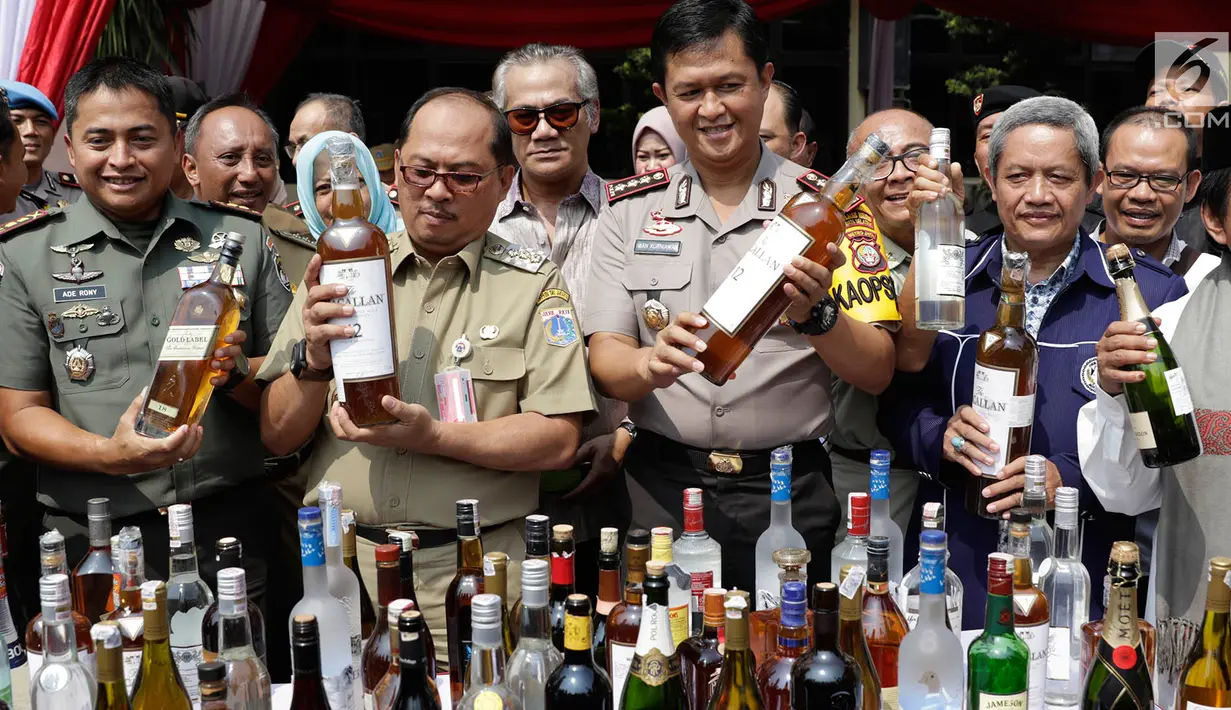 Kapolres Metro Jakarta Selatan Kombes Pol Iwan Kurniawan menunjukkan botol minuman keras (miras) yang akan dimusnahkan, Selasa (23/5). Pemusnahan sekitar 9.279 botol miras dilakukan dalam rangka menyambut bulan ramadan. (Liputan6.com/Immanuel Antonius)