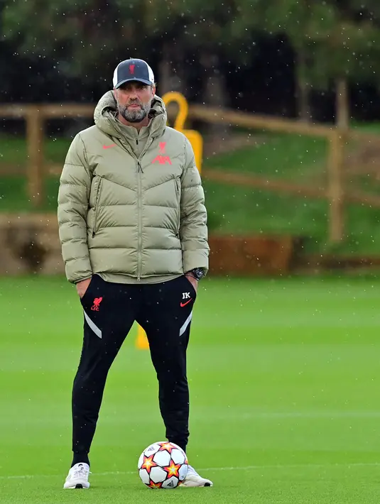 Pelatih Liverpool, Jurgen Klopp menyaksikan pemainnya berlatih di pusat pelatihan Axa di Kirkby, Liverpool, Inggris (27/9/2021). Liverpool akan bertanding melawan Porto pada grup B Liga Champions di Estadio do Dragao. (AFP/Paul Ellis)
