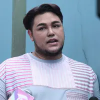 Butuh waktu panjang untuk membuat baju yang akan dikenakan Kevin. Selain mengambarkan keindahan alam Indonesia, ia juga memadukan dengan karakter Kevin Liliana. (Nurwahyunan/Bintang.com)