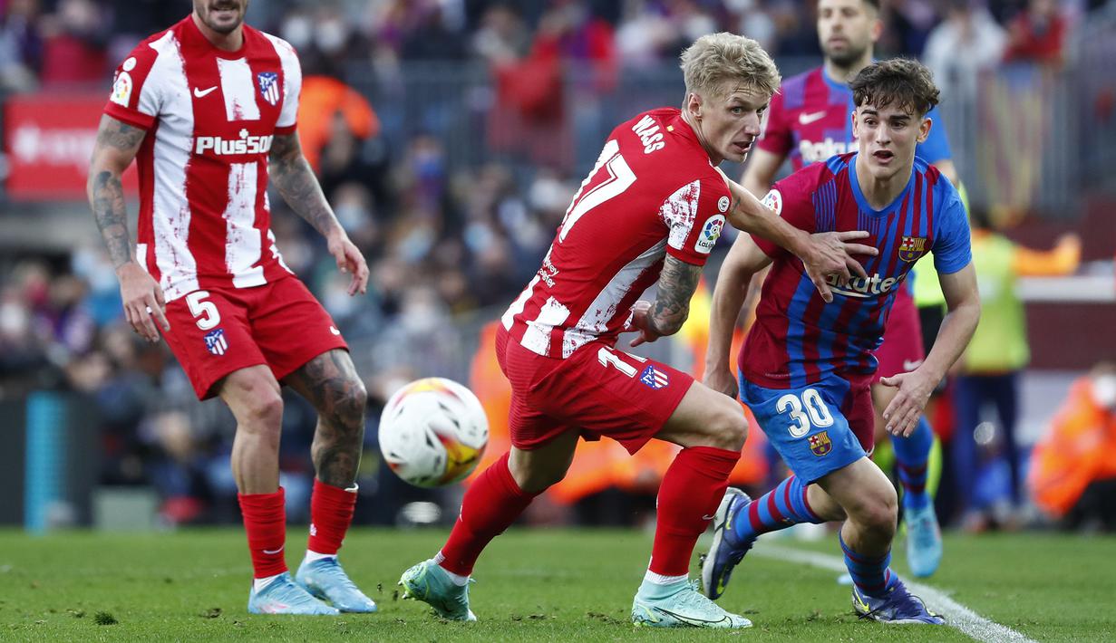 Gavi membuat penampilan apiknya dengan membantu timnya mengontrol tempo pertandingan. Remaja 17 tahun tersebut juga mampu mencetak gol kedua sekaligus membawa Barca unggul satu angka lewat sundulannya pada menit ke-21. (AP/Joan Monfort)