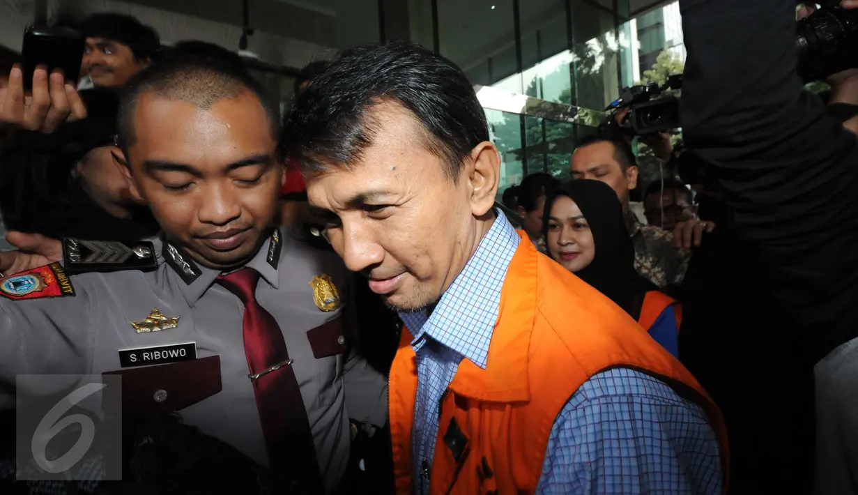 Gubernur Sumatera Utara Nonaktif, Gatot Pudjo Nugroho dan Evy Susanti tersenyum saat keluar dari gedung KPK, Jakarta, Jumat (25/9/2015). Gatot dan Evy berjanji akan buka-bukaan di Sidang Tipikor nanti. (Liputan6.com/Helmi Afandi)