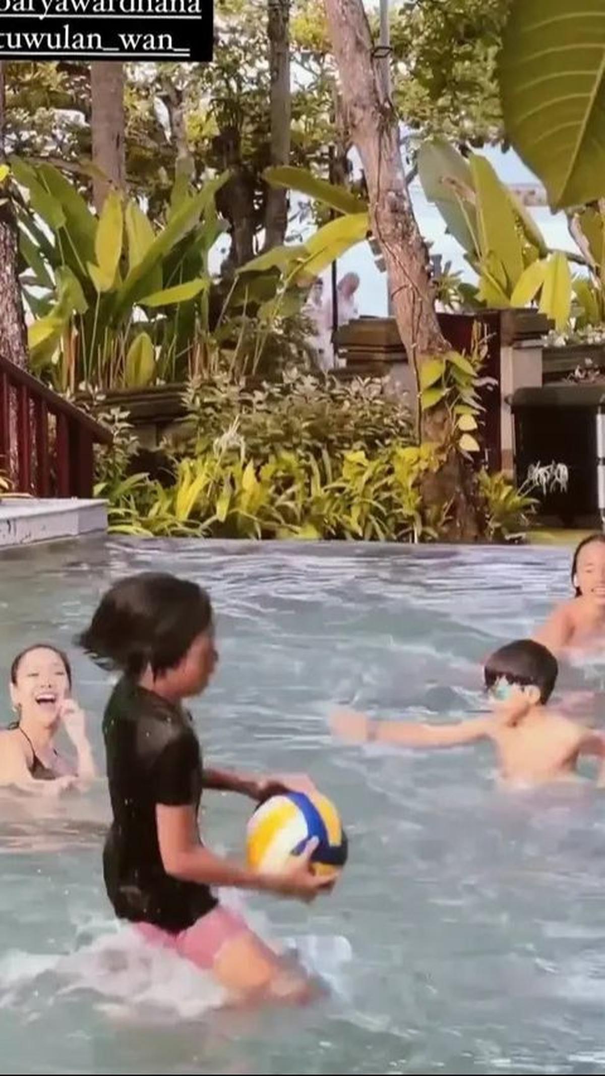 Dengan latar belakang hotel mewah dan keindahan eksotis Bali, semua momen ini menjadi kenangan bulan madu yang tak terlupakan bagi pasangan ini.