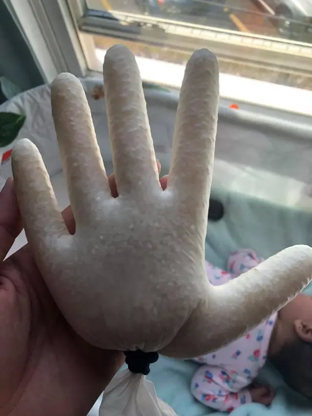 Seorang Ibu Membuat Tangan Palsu Agar Bayi Tetap Tenang Meski Di Tinggal